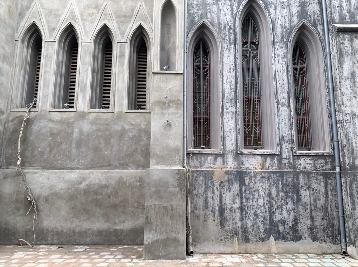 Cho đến thời điểm hiện tại, mặt trước Nhà Thờ Lớn đã cơ bản có diện mạo mới. Tuy nhiên mặt sau vẫn còn nguyên màu tường cũ.