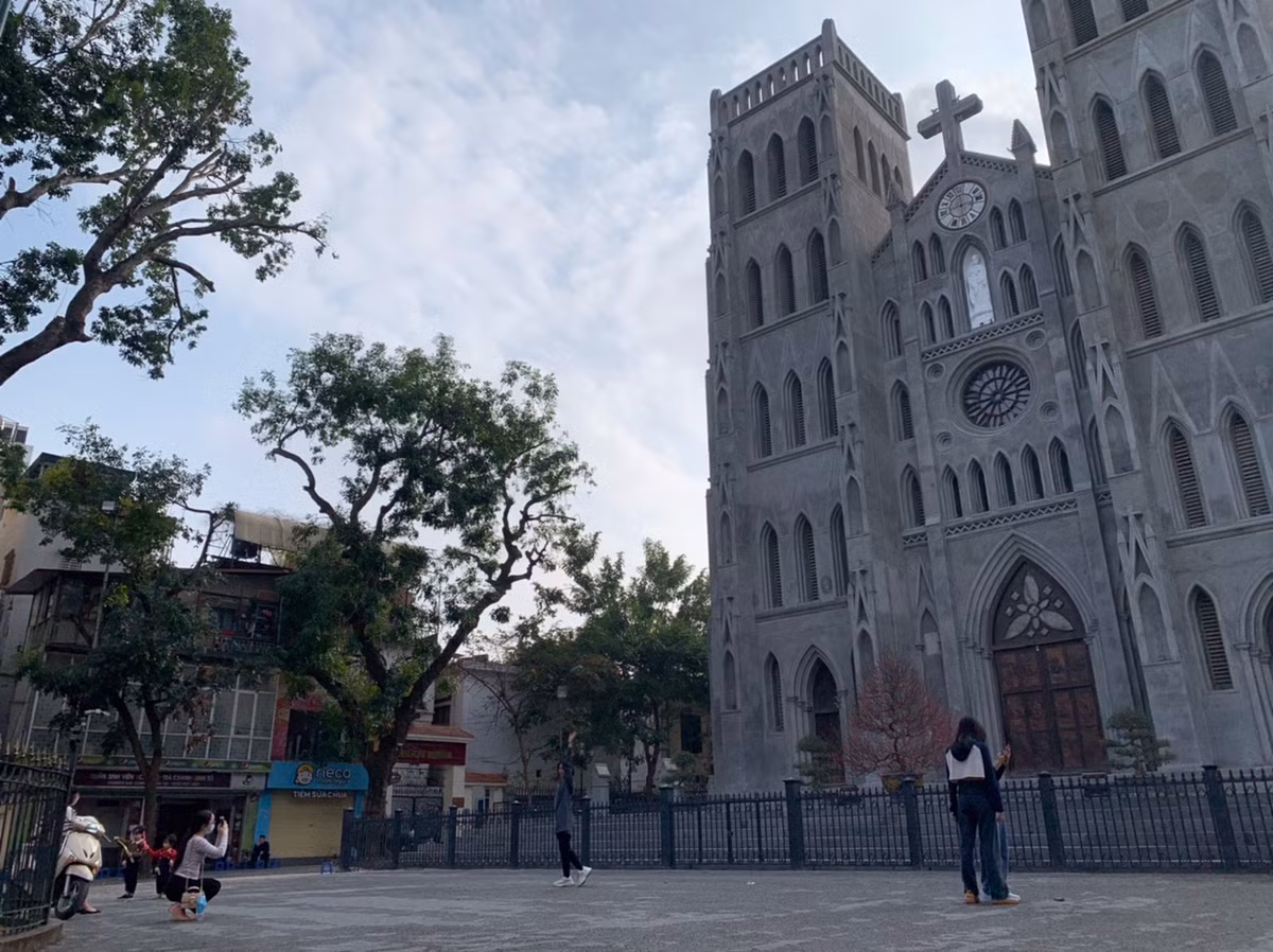 Nhà Thờ Lớn có tuổi đời khoảng 130 năm, việc phải tu bổ là chuyện không tránh khỏi nhưng rất nhiều người tiếc nuối khi không còn thấy lại vẻ đẹp cổ kính của điểm check-in nổi tiếng Hà Nội.