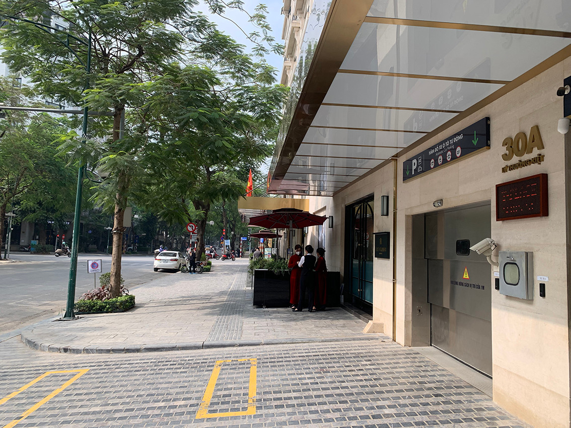 Vỉa hè quận Hoàn Kiếm cho thuê đều là... sảnh khách sạn Via he quan Hoan Kiem cho thue deu la... sanh khach san