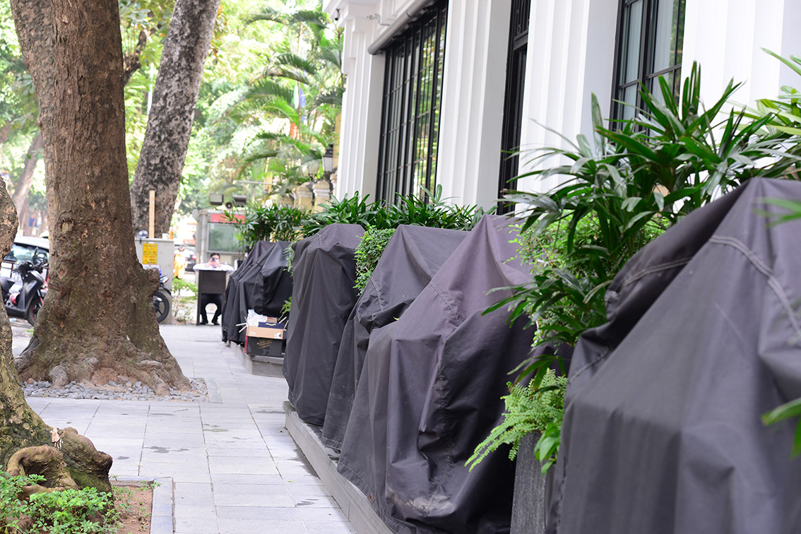 Tuy nhiên, theo ghi nhận của PV báo Tri thức và Cuộc sống, sau khi đi vào khai thác, phần cho thuê sẽ chiếm gần hết vỉa hè của người đi bộ.