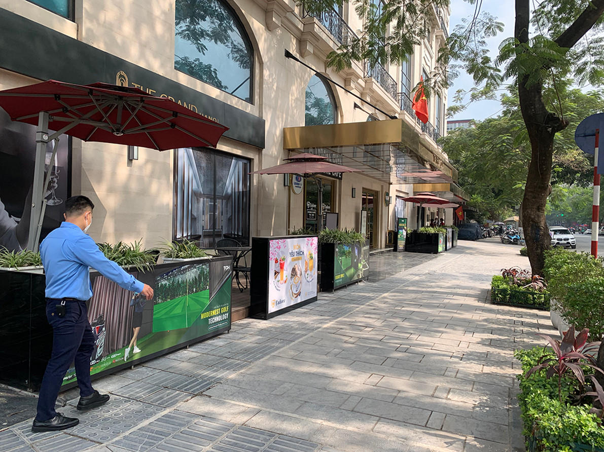 Công ty cổ phần tư vấn đầu tư tài chính Toàn Cầu được sử dụng tạm thời hè phố sát tường nhà 30A Lý Thường Kiệt với chiều rộng 1,5m.