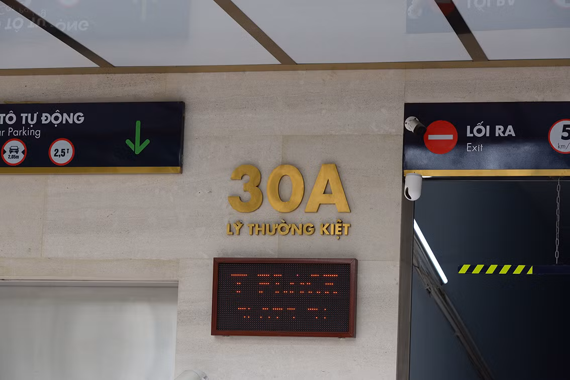 Theo đó, từ năm 2020, UBND quận Hoàn Kiếm đã phối hợp với các cơ quan chức năng nghiên cứu lập Đề án thí điểm sử dụng tạm thời một phần vỉa hè của một số tuyến phố có mặt cắt hè rộng từ 5 đến 7,5m để kinh doanh.