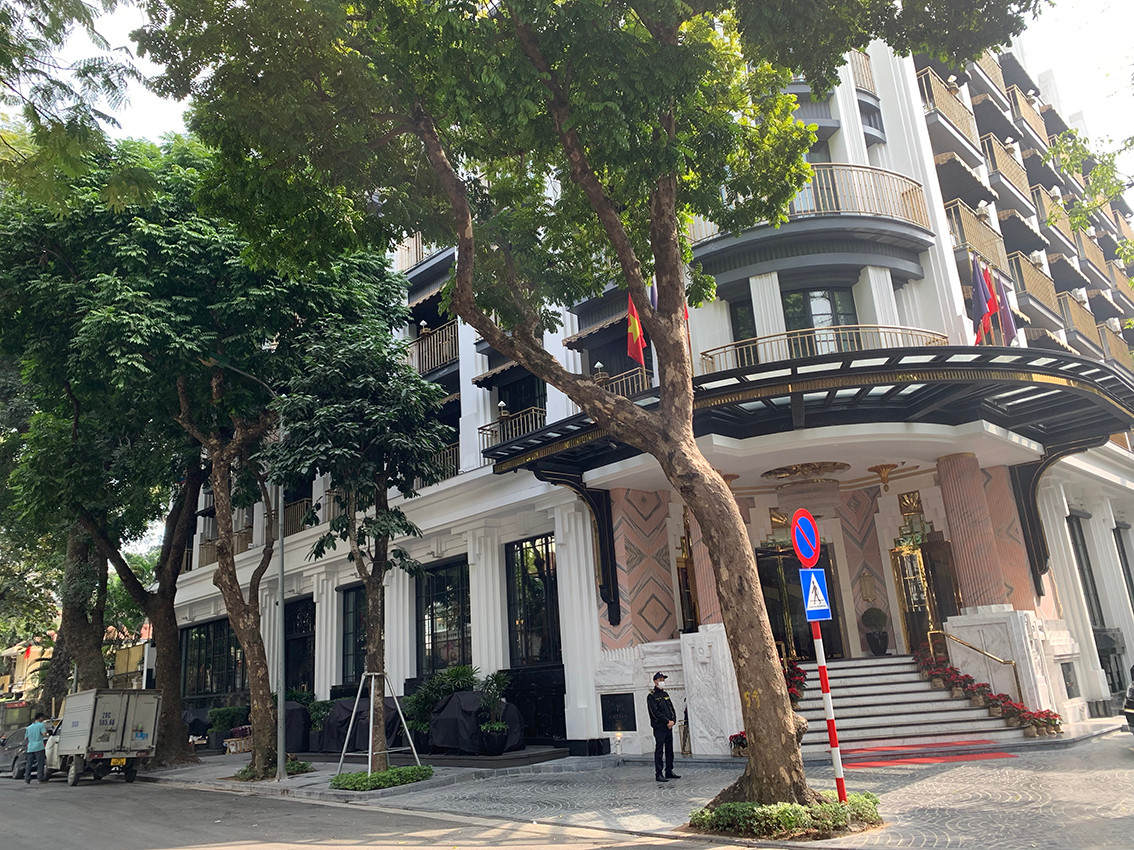 Địa điểm cho thuê thứ 2 cho Cty TNHH bất động sản Mặt trời Thủ đô sử dụng tạm thời hè phố sát tường khách sạn 11 Lê Phụng Hiểu với chiều rộng 1,5m.