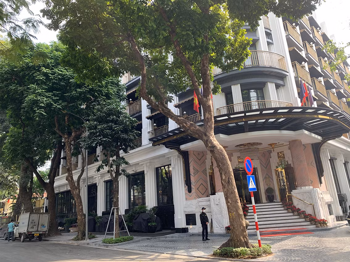 Địa điểm cho thuê thứ 2 cho Cty TNHH bất động sản Mặt trời Thủ đô sử dụng tạm thời hè phố sát tường khách sạn 11 Lê Phụng Hiểu với chiều rộng 1,5m.