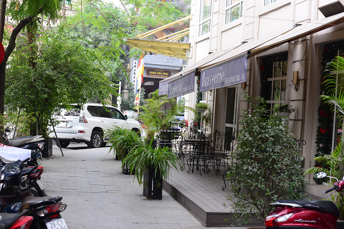 Địa điểm thứ 3 nằm tại hè phố sát tường khách sạn 94 Lý Thường Kiệt. Đây là đoạn giao cắt giữa đường Lý Thường Kiệt và Lê Duẩn.