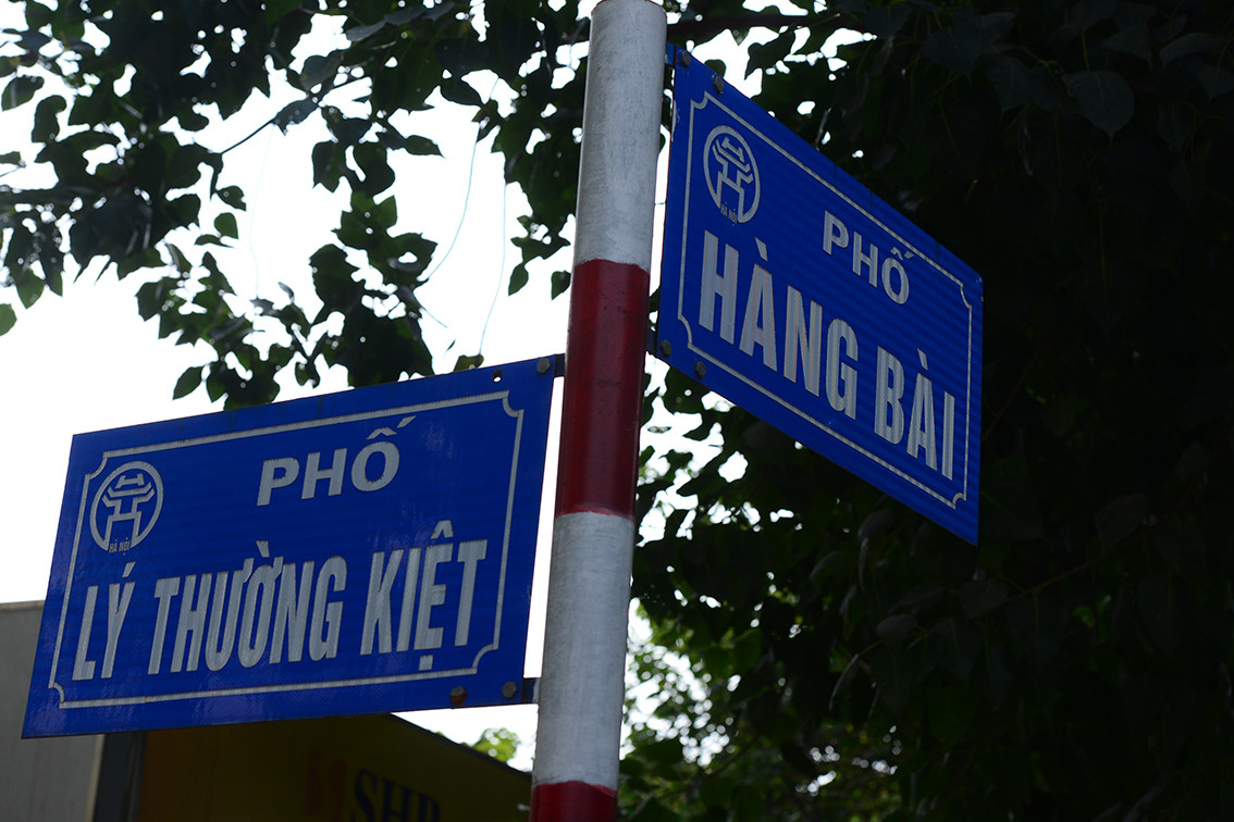 Đây là sảnh toà nhà thương mại nằm ngay giữa ngã tư Hàng Bài - Lý Thường Kiệt.