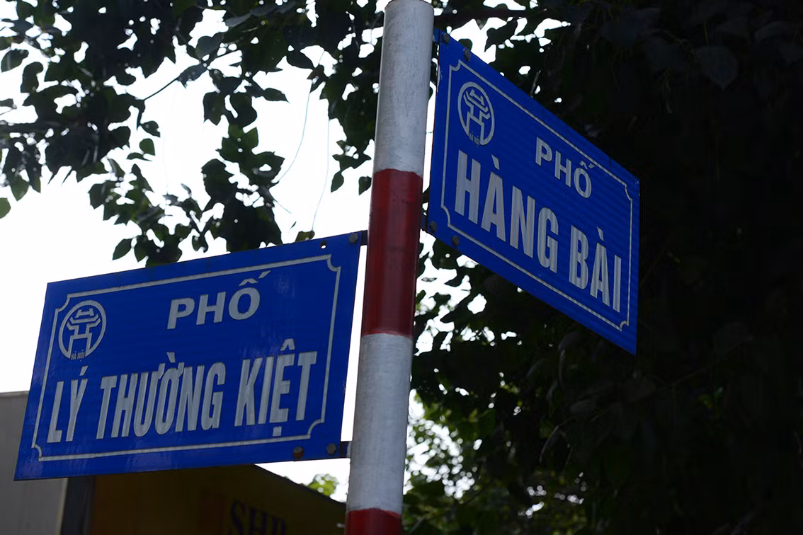 Đây là sảnh toà nhà thương mại nằm ngay giữa ngã tư Hàng Bài - Lý Thường Kiệt.