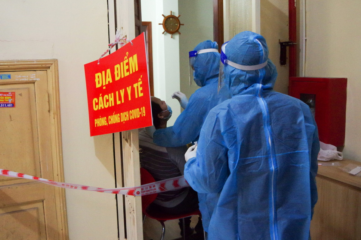 Những người phụ nữ này ngày ngày trực tiếp tới các nhà có F0 để thăm khám, hỗ trợ nhu yếu phẩm.