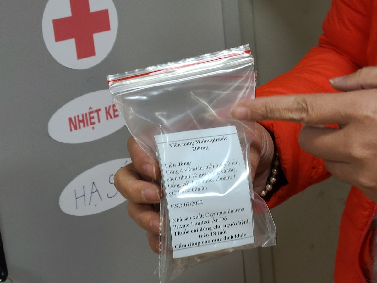 Hàng ngày những thành viên trạm y tế chia thuốc thành từng túi nhỏ tuỳ theo tình hình sức khoẻ của bệnh nhân rồi chuyển vào khu cách ly.