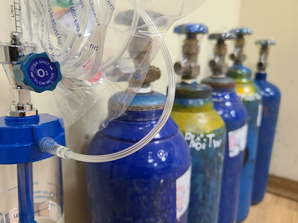 Ngoài ra, các trạm y tế lưu động tại Hà Nội cũng được trang bị sẵn bình oxy để hỗ trợ bệnh nhân điều trị tại nhà lúc khẩn cấp.