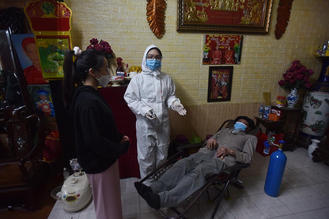 Người nhà bệnh nhân vui mừng khi được tình nguyện viên hỗ trợ bình oxy tại nhà. "Nhà tôi trong ngõ nhỏ, ông già yếu nên không đi bệnh viện được. Các bình oxy cơ động thế này rất có ích cho những trường hợp khó di chuyển", người nhà bệnh nhân chia sẻ.