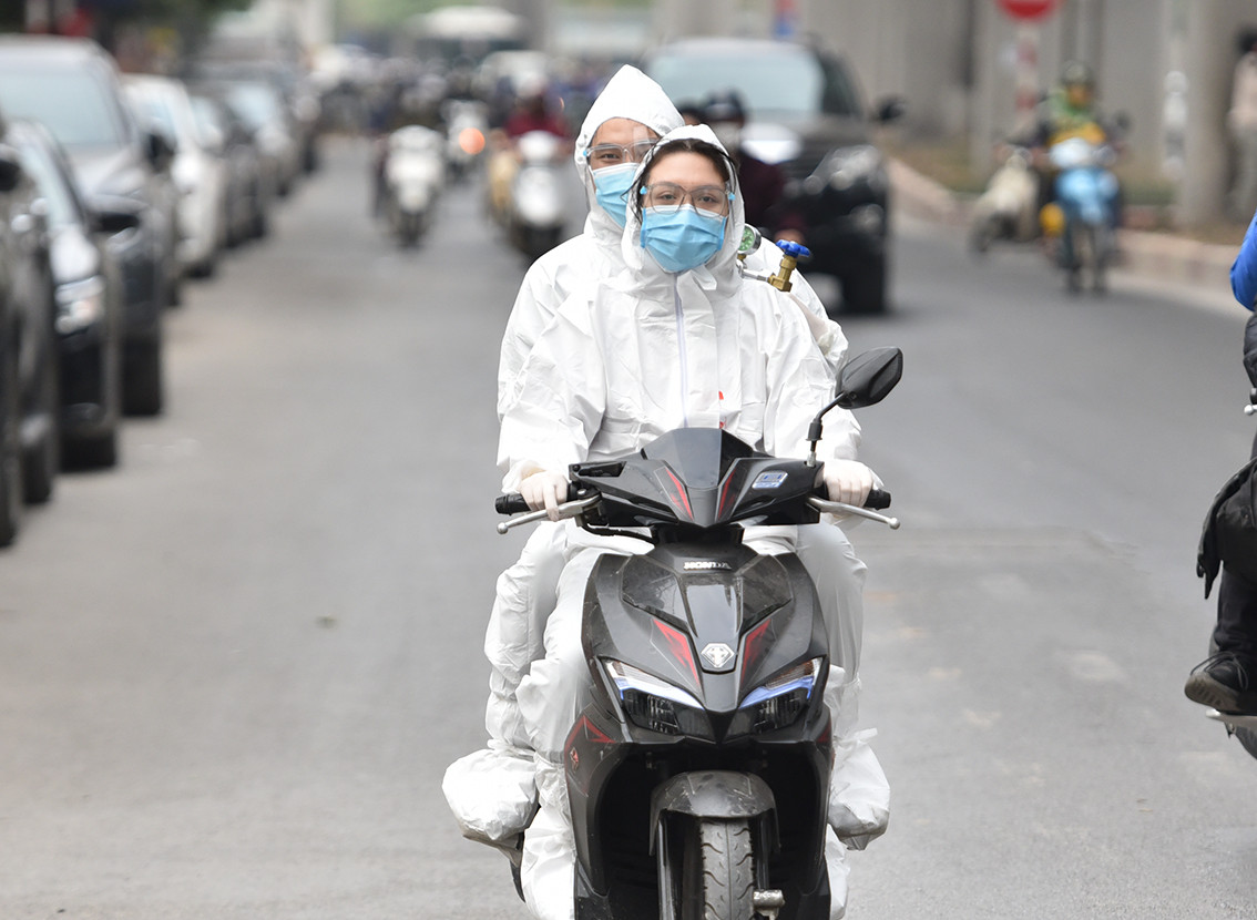 Để được hỗ trợ sử dụng bình oxy, người bệnh chỉ cần liên lạc với trạm y tế phường đăng ký. Các tình nguyện viên sẽ mang bình oxy tới tận nhà người bệnh.