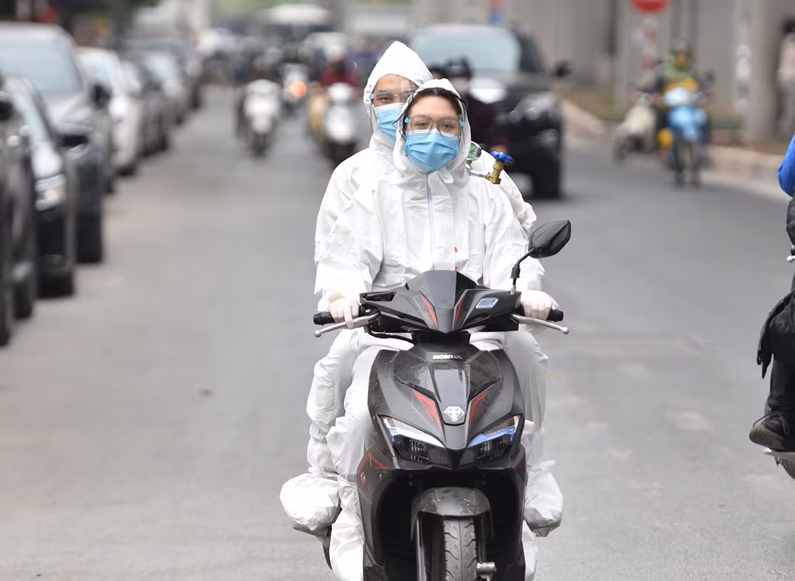 Để được hỗ trợ sử dụng bình oxy, người bệnh chỉ cần liên lạc với trạm y tế phường đăng ký. Các tình nguyện viên sẽ mang bình oxy tới tận nhà người bệnh.