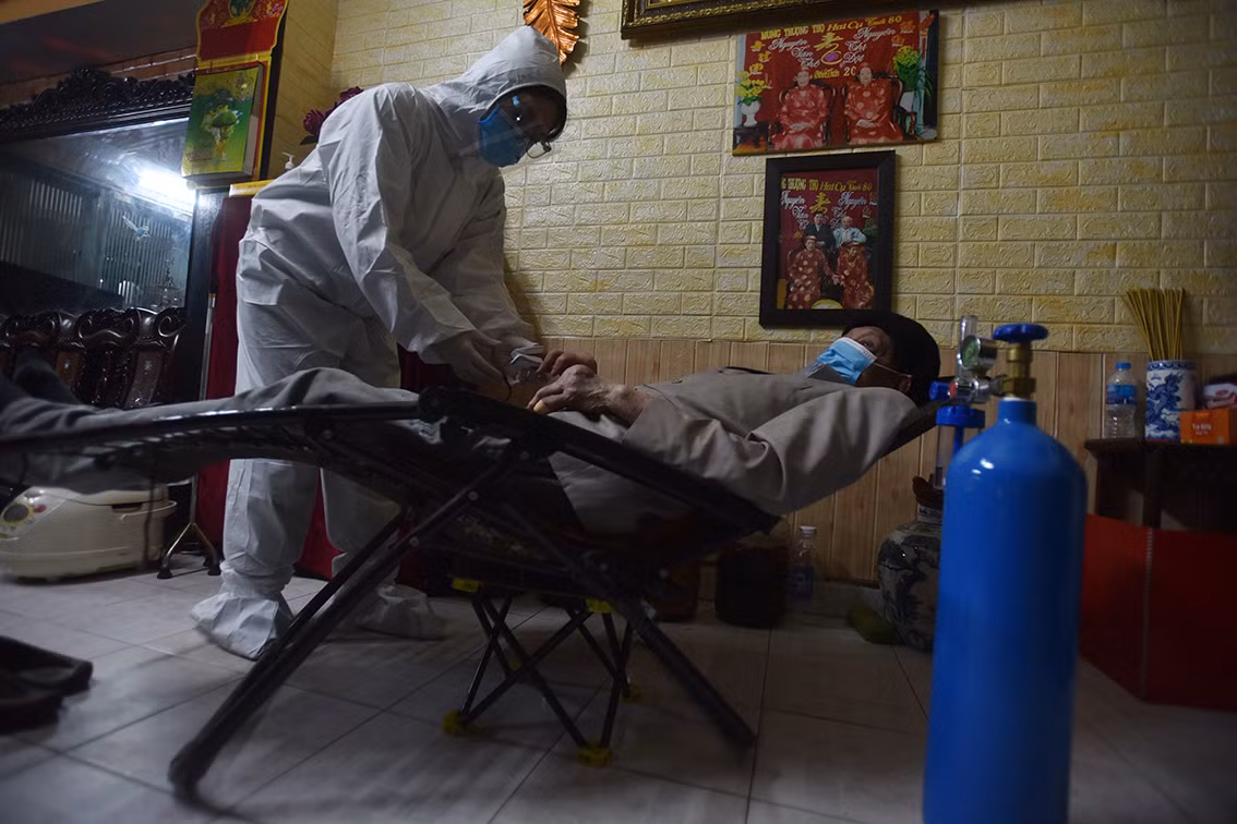 Sau khi tiếp cận với người bệnh, tình nguyện viên sẽ tiến hành kiểm tra tình trạng sức khoẻ qua đó quyết định cho sử dụng thiết bị thở oxy tại nhà hay không.