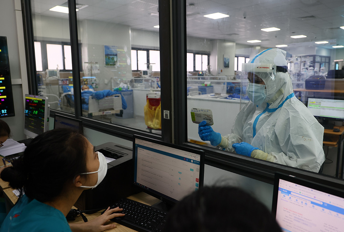 Việc điều trị bệnh nhân COVID-19 có tính chất đặc thù cao, ngay cả các bác sĩ điều trị cũng không được tiếp xúc với người ngoài. Mọi giao tiếp phải thực hiện một cách thủ công.