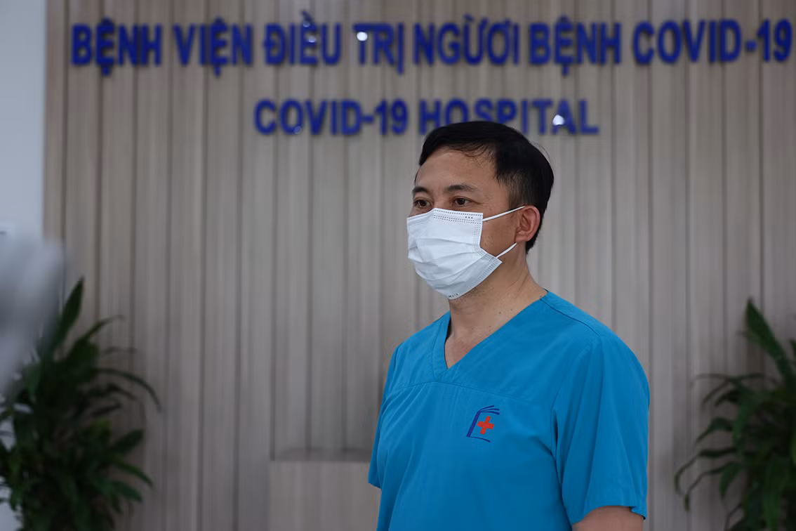 Bác sĩ Hoàng Bùi Hải - Phó Giám đốc Bệnh viện điều trị bệnh nhân COVID-19 cho biết, những bệnh nhân đang điều trị tại Bệnh viện đều là người chưa tiêm vắc-xin hoặc mới tiêm 1 mũi.
