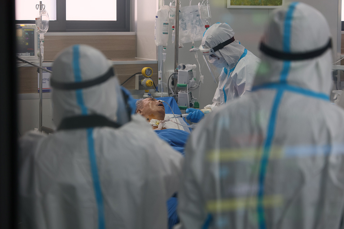 Bác sĩ Hải cho biết, việc cần làm nhất hiện nay là tập trung điều trị cho bệnh nhân COVID-19 có diễn biến nặng. Việc truy vết không quá cần thiết khi đã tiêm phủ vắc-xin trên diện rộng.