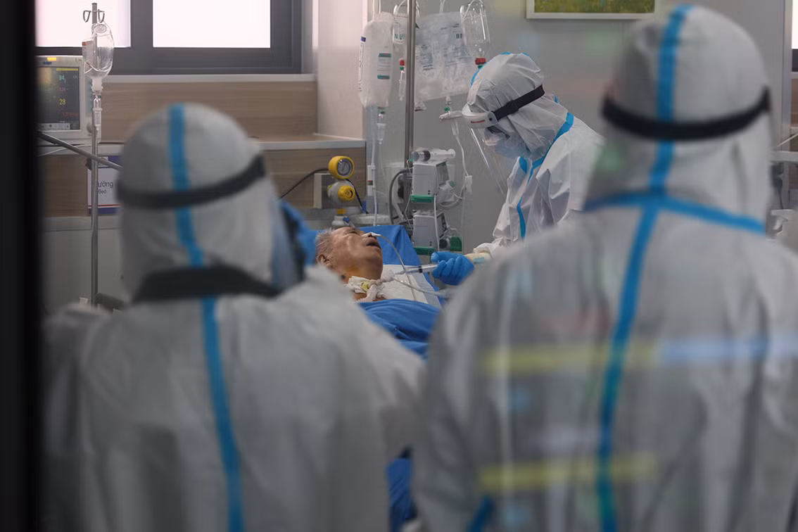 Bác sĩ Hải cho biết, việc cần làm nhất hiện nay là tập trung điều trị cho bệnh nhân COVID-19 có diễn biến nặng. Việc truy vết không quá cần thiết khi đã tiêm phủ vắc-xin trên diện rộng.