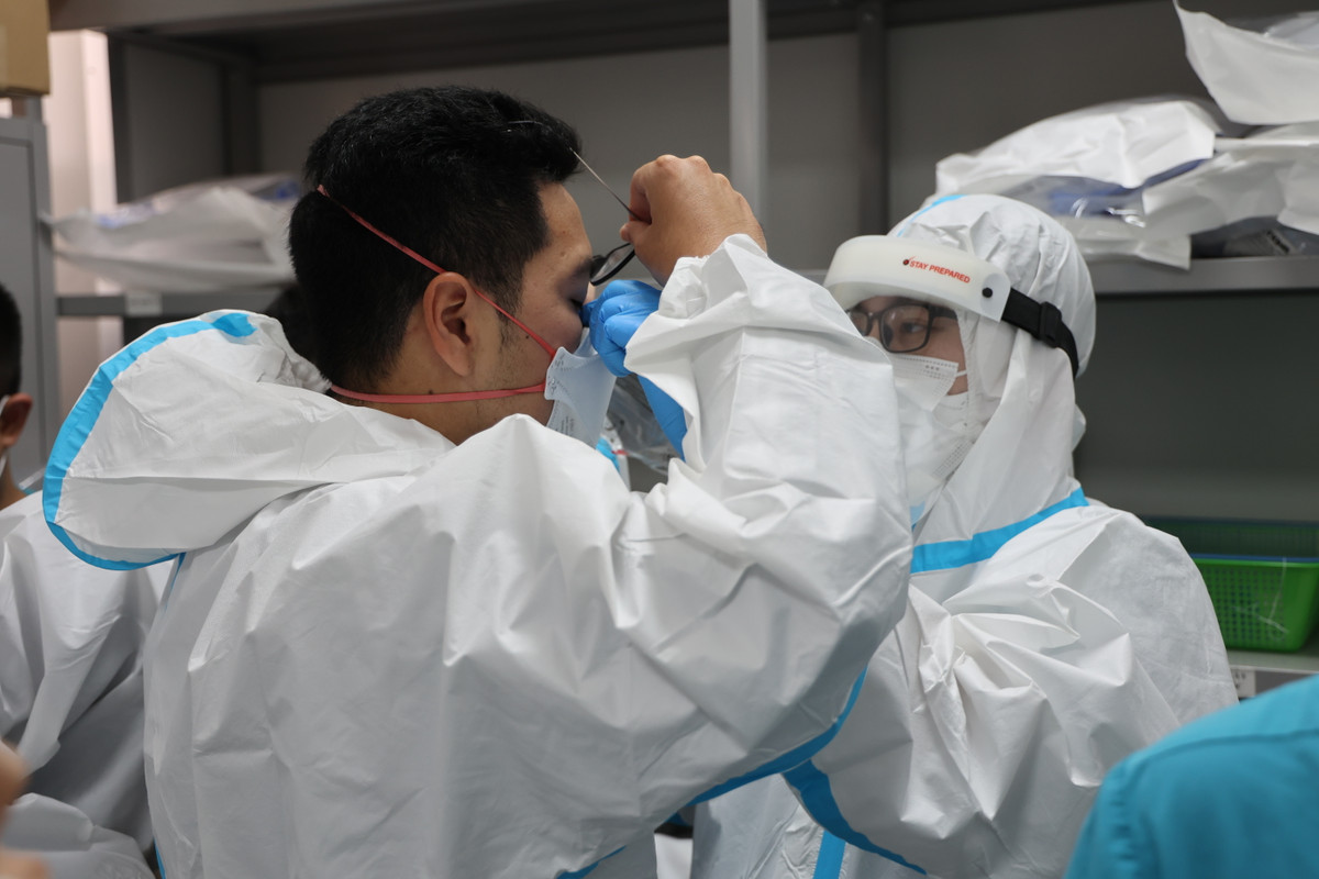 Các bác sĩ làm việc tại đây phải chia ca và làm việc 24/24 để giành giật sự sống cho bệnh nhân COVID-19.