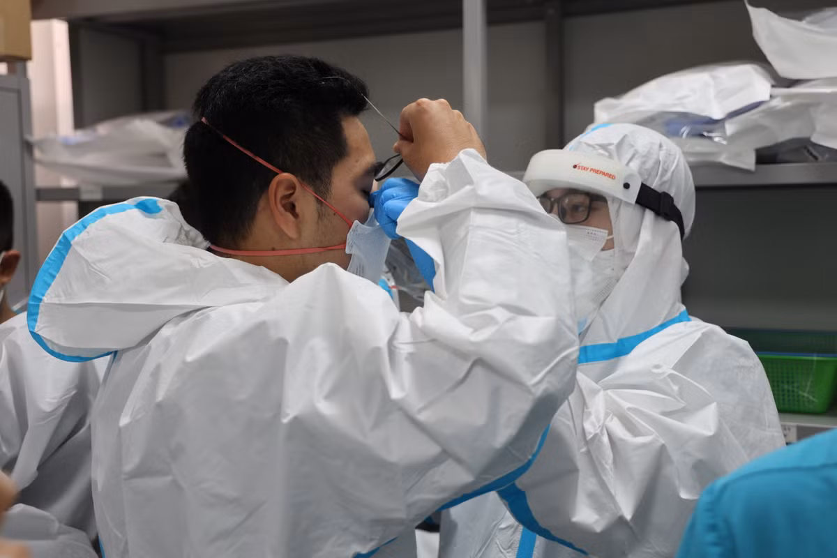 Các bác sĩ làm việc tại đây phải chia ca và làm việc 24/24 để giành giật sự sống cho bệnh nhân COVID-19.