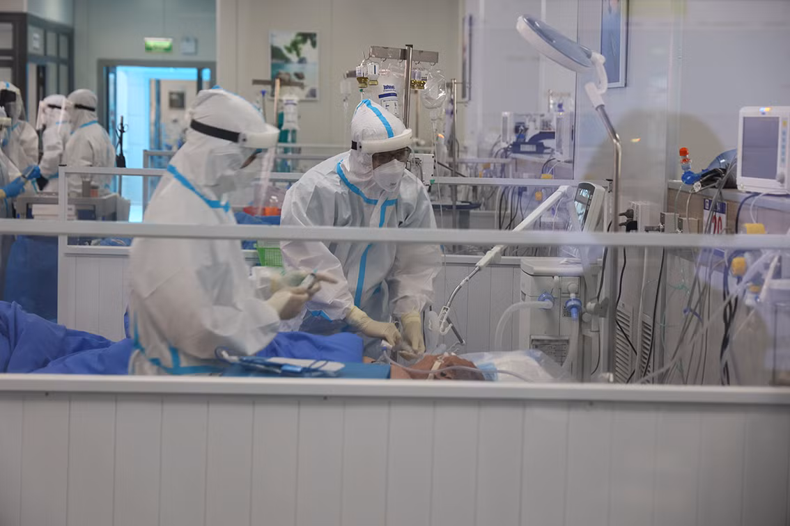 Bác sĩ Hải cho biết thêm, tính đến ngày 10/1/2022, Bệnh viện đã tiếp nhận khoảng 300 bệnh nhân COVID-19 nặng. Hiện Bệnh viện đang vận hành ở giai đoạn 2 với 200 giường bệnh. Nếu các ca bệnh tiếp tục tăng thì Bệnh viện sẽ vận hành ở mức độ 3 với 500 giường bệnh.