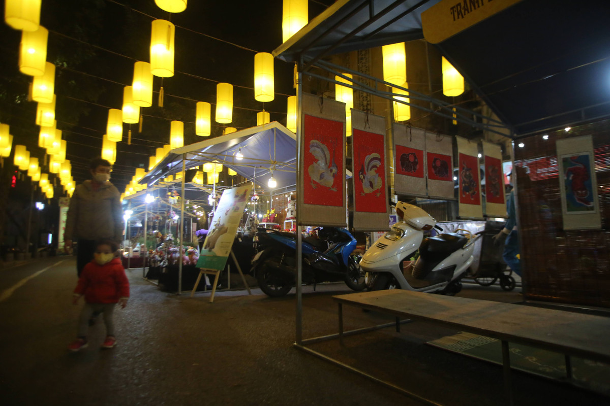 Để phục vụ người dân đi dạo, bắt đầu từ ngày 19/1 đoạn phố này đã cấm xe máy đi lại.