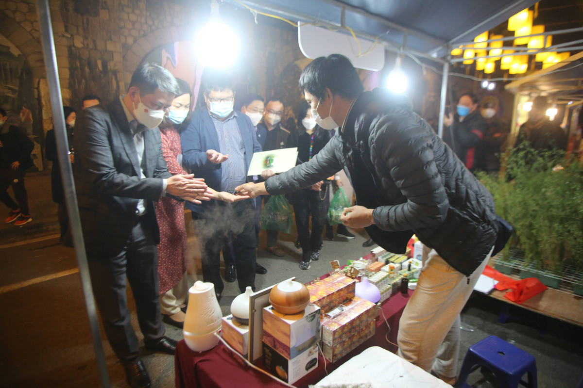 Công tác phòng chống dịch, đảm bảo quy định 5K của Bộ Y tế được triển khai tại khắp các quầy hàng.