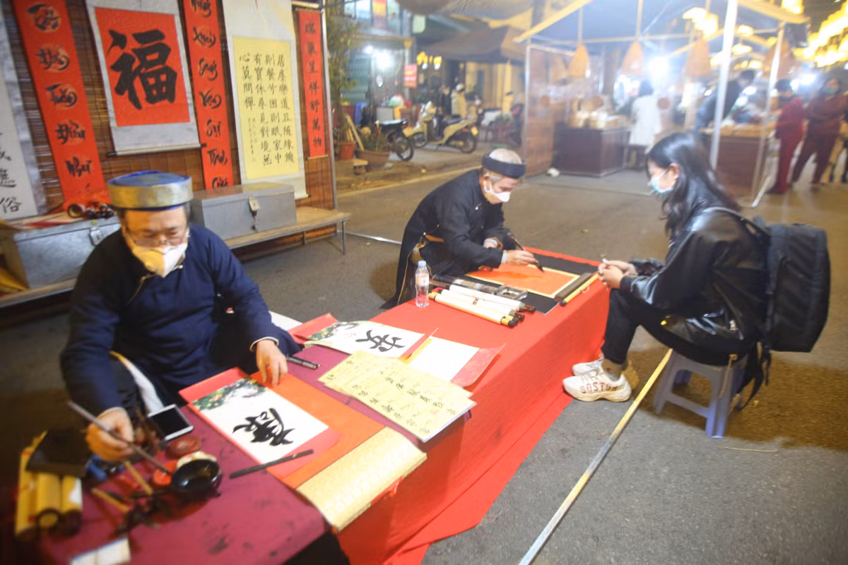 Các gian hàng bán chữ thu hút được sự quan tâm của nhiều người.