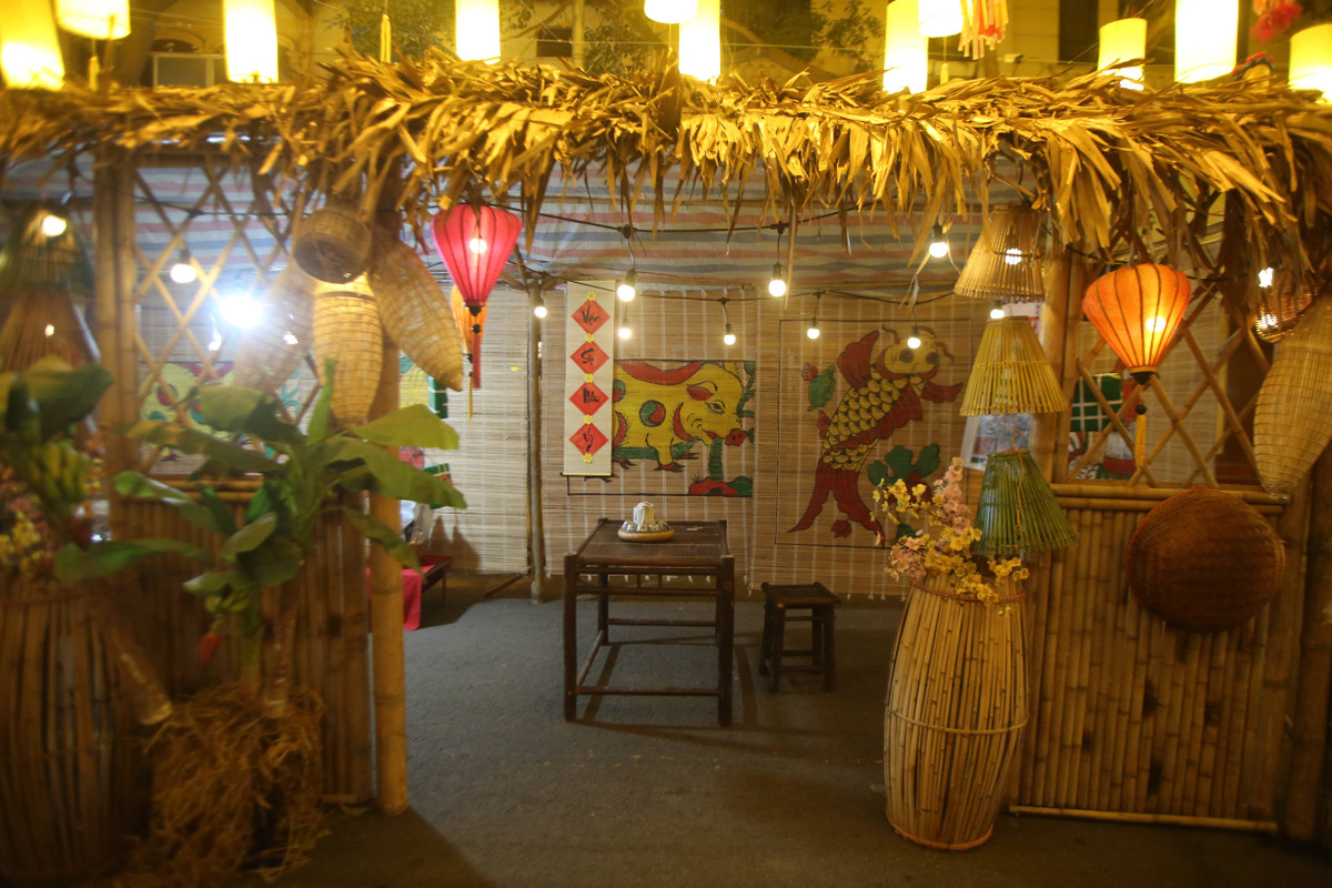 Theo ghi nhận của PV báo Tri thức và Cuộc sống, dọc đoạn phố bích hoạ Phùng Hưng được thiết kế nhiều không gian văn hoá.