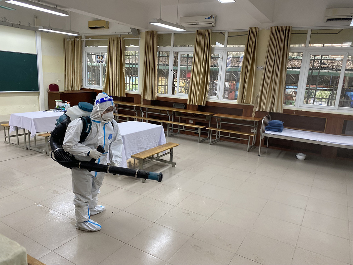 Trước và sau mỗi buổi học, nhà trường sẽ phải bố trí lực lượng vệ sinh, khử khuẩn toàn bộ trường lớp.