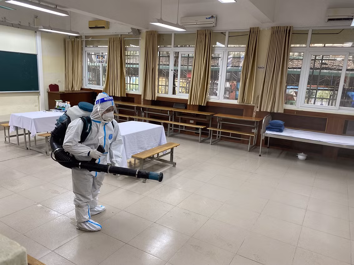 Trước và sau mỗi buổi học, nhà trường sẽ phải bố trí lực lượng vệ sinh, khử khuẩn toàn bộ trường lớp.