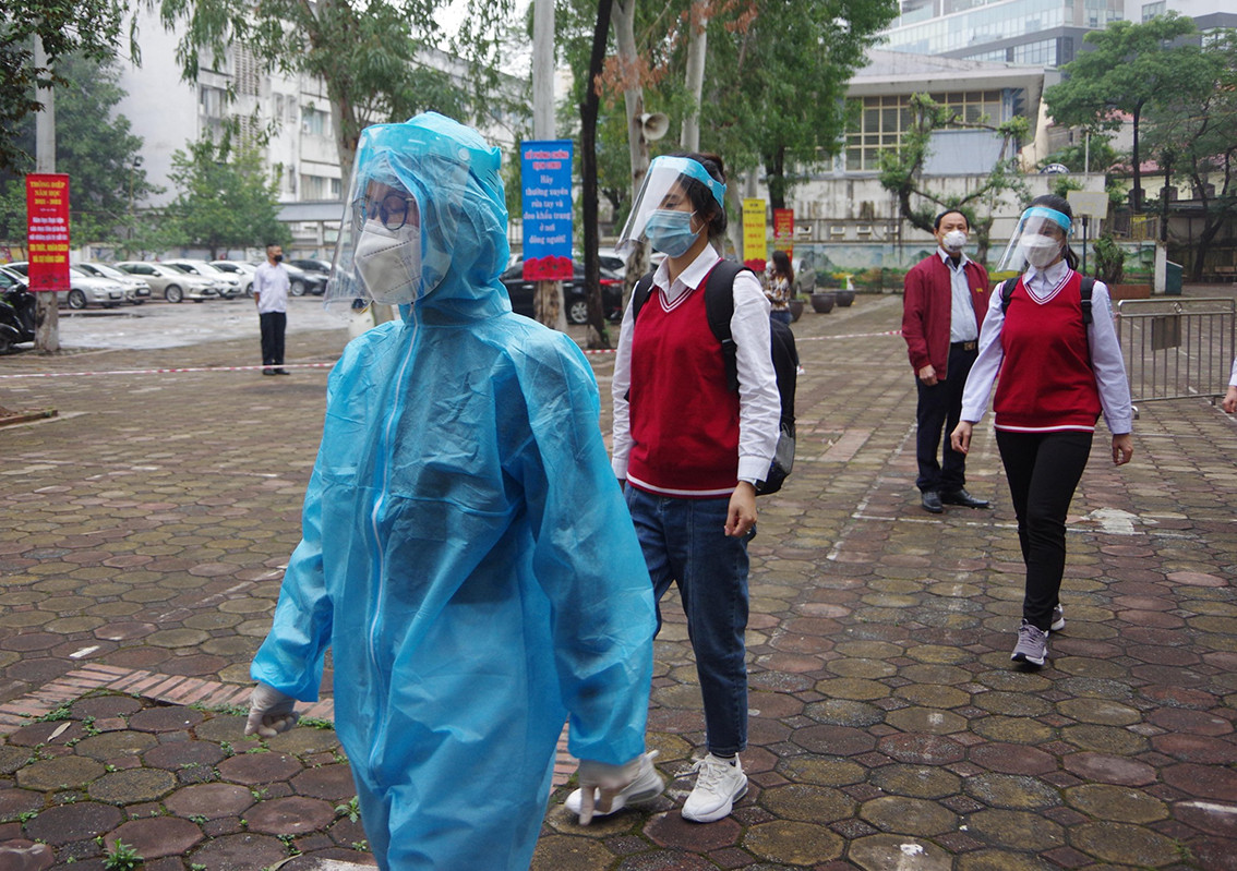 Theo đó, các nhà trường sẽ phải tổ chức đón học sinh ngay từ ngoài cổng trường trong đó gồm phân luồng, đo thân nhiệt, hướng dẫn di chuyển...