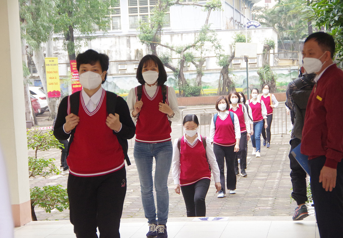 Trước thông tin về lịch đi học trực tiếp của học sinh, nhiều phụ huynh quan tâm vấn đề khi phát hiện có ca F0 tại lớp, các học sinh là F1 sẽ phải cách ly tập trung.