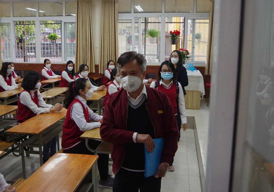 Đối với trường hợp phát hiện học sinh là F0 tại lớp, giáo viên tạm dừng việc giảng dạy, tạm thời cách ly học sinh tại chỗ, báo cáo Ban giám hiệu và triển khai các bước tiếp theo, trong đó có việc xác định các trường hợp tiếp xúc gần.