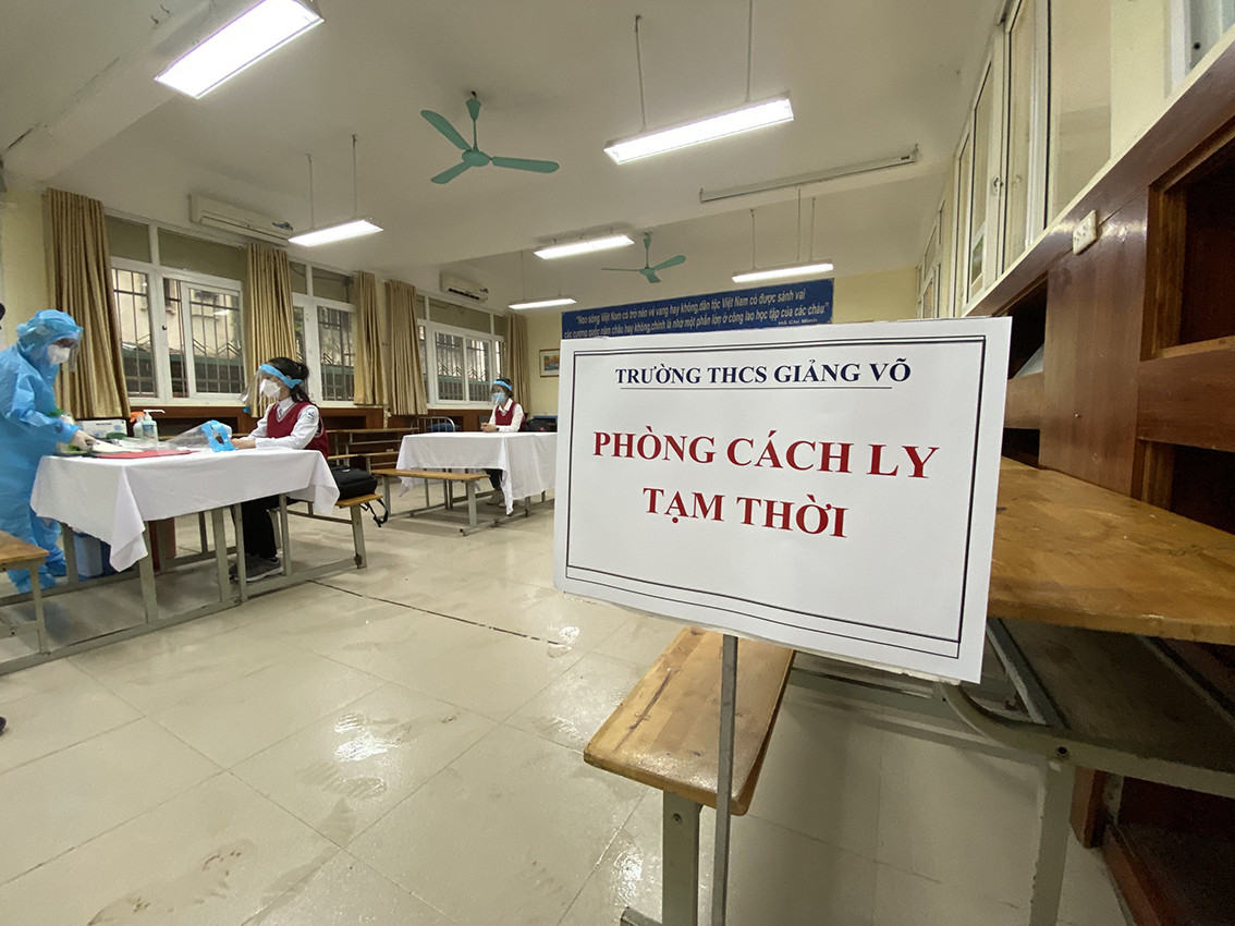 Trong trường hợp phát hiện học sinh có dấu hiệu bất thường như nhiệt độ cao, ho sốt sẽ có người hướng dẫn đưa các em về phòng các ly.