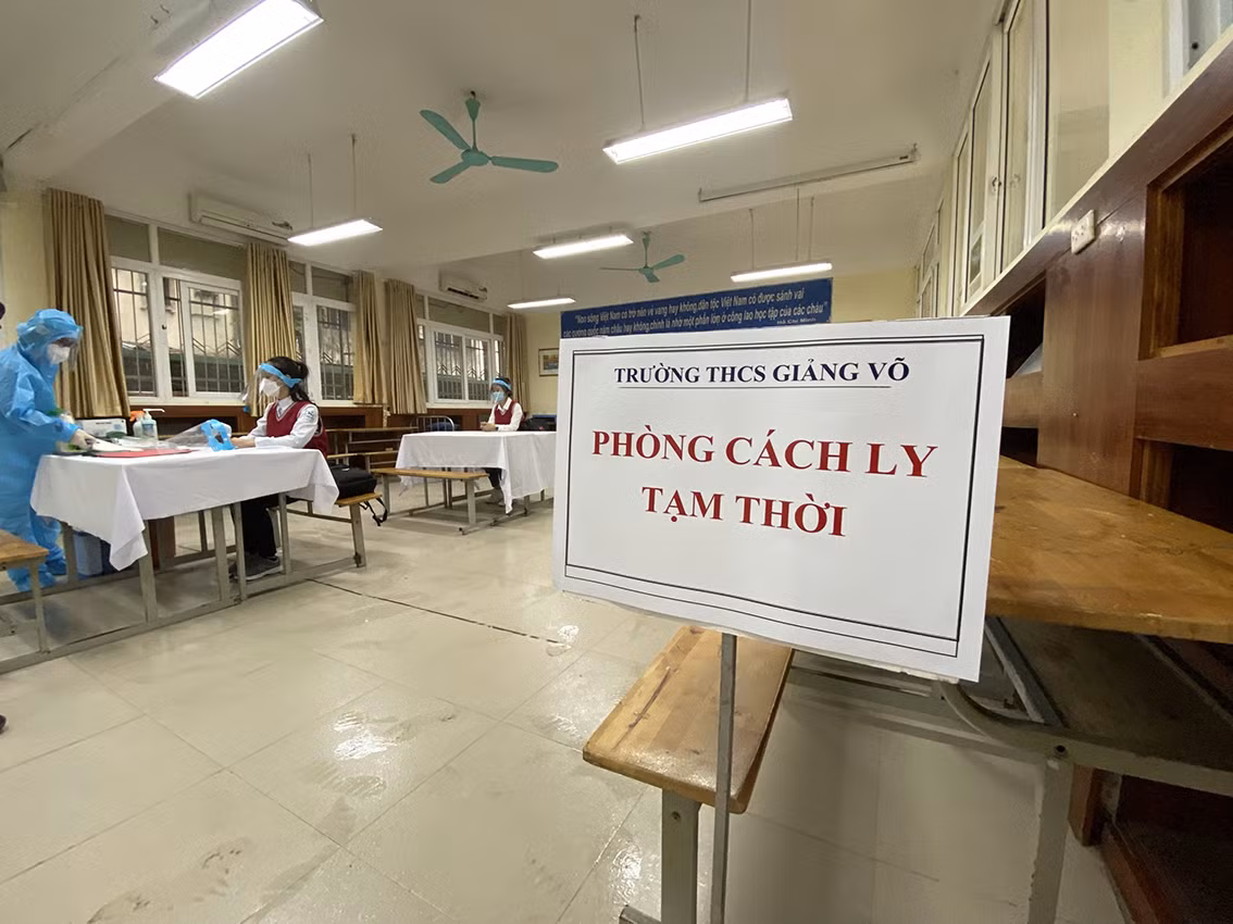 Trong trường hợp phát hiện học sinh có dấu hiệu bất thường như nhiệt độ cao, ho sốt sẽ có người hướng dẫn đưa các em về phòng các ly.