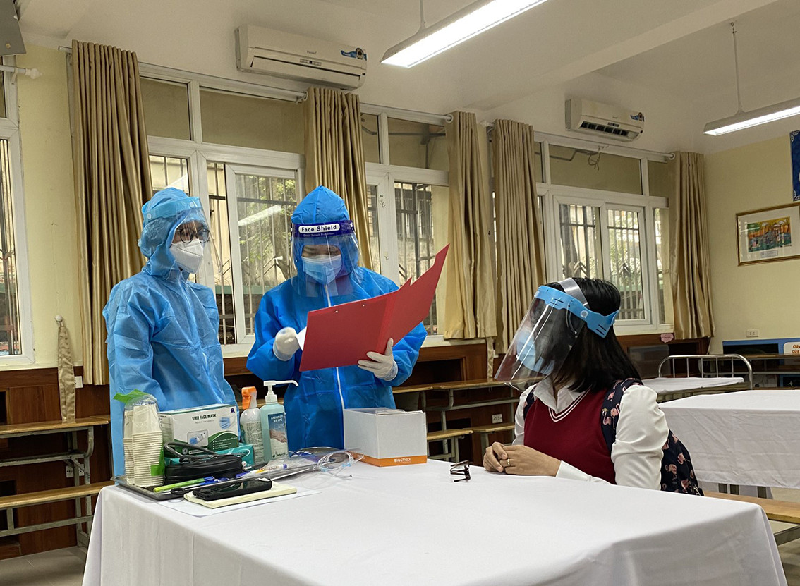 Tại đây, học sinh sẽ được lấy thông tin dịch tễ và kiểm tra sức khoẻ.