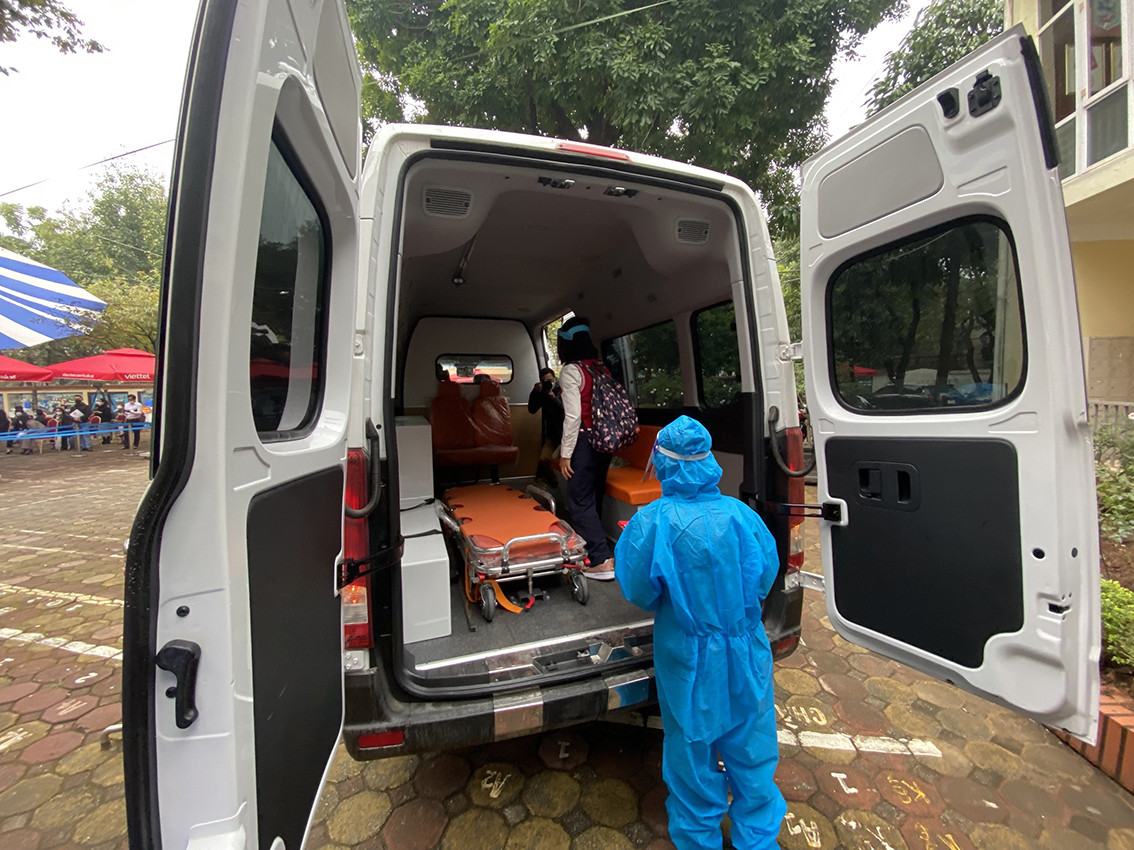 Nếu xuất hiện trường hợp dương tính với COVID-19 thì sẽ có xe chuyên dụng đưa tới nơi chữa bệnh tập trung.