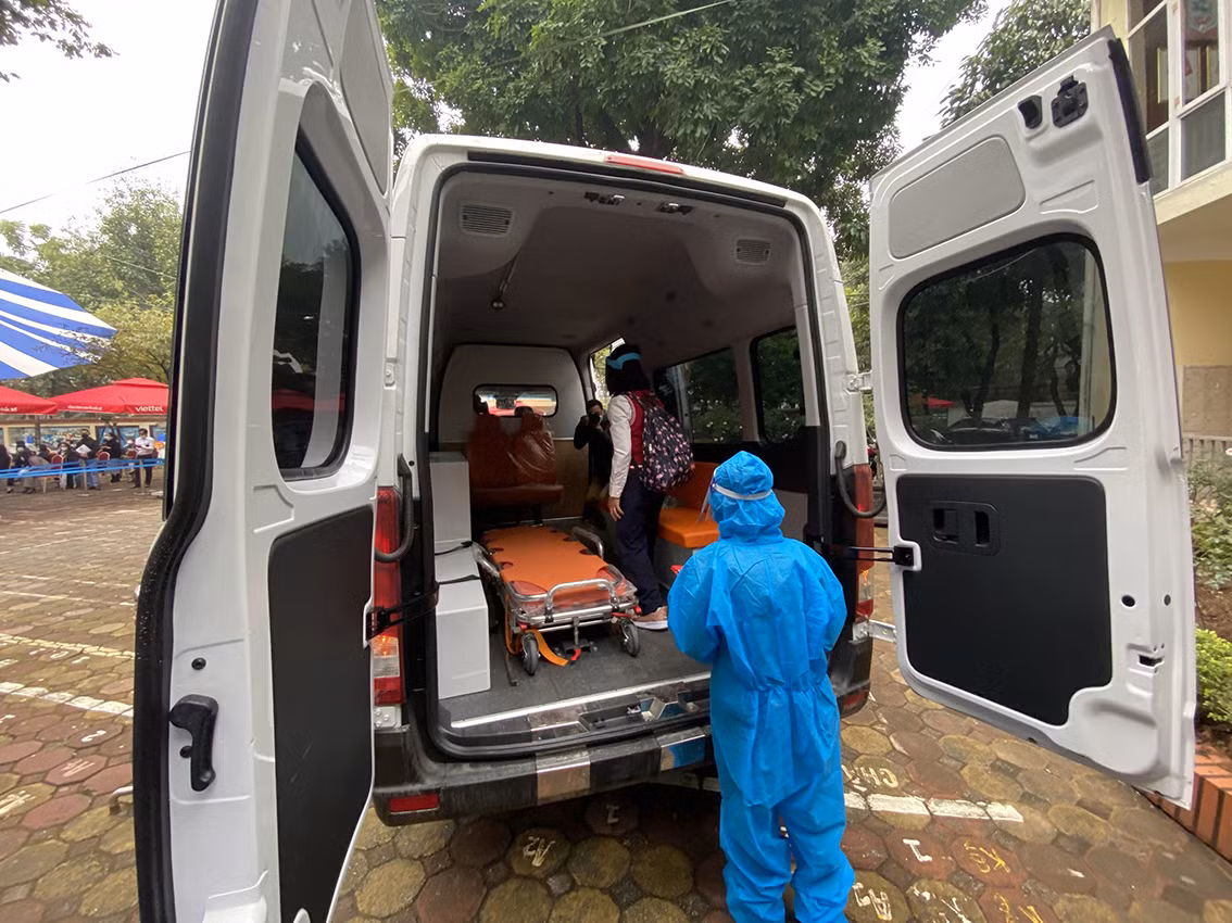 Nếu xuất hiện trường hợp dương tính với COVID-19 thì sẽ có xe chuyên dụng đưa tới nơi chữa bệnh tập trung.