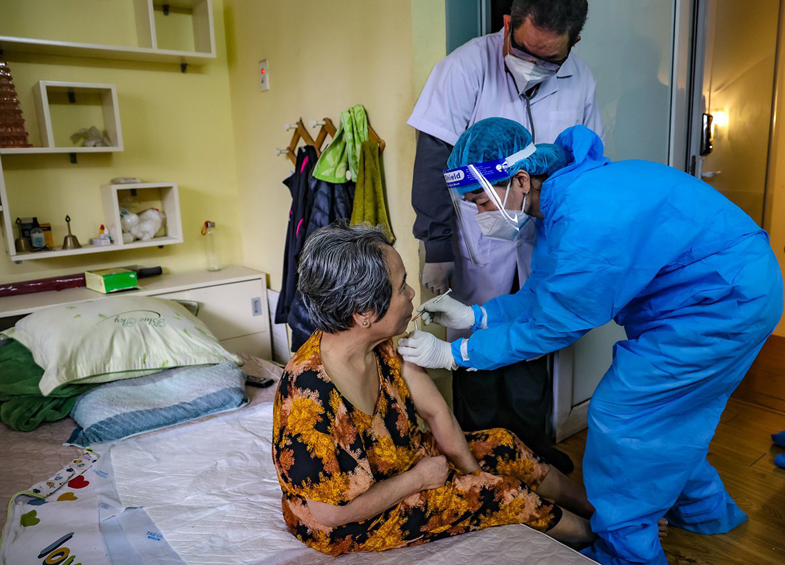 Tổ tiêm vắc-xin thực hiện tiêm tại nhà cho người già tại phường Phúc Tân.