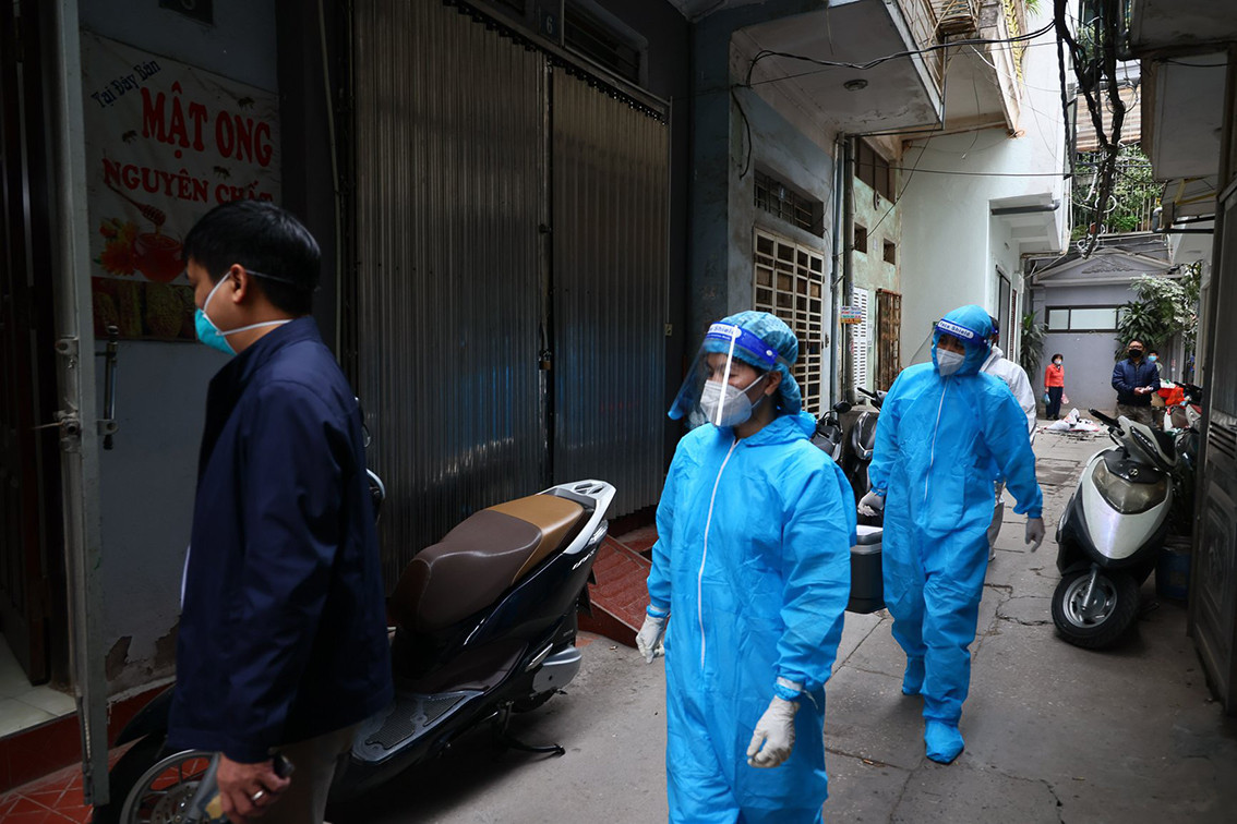 Tại phường Phúc Tân (quận Hoàn Kiếm), đội ngũ tiêm gồm cán bộ Trung tâm y tế quận, bác sĩ khám sàng lọc, nhân viên tiêm chủng và hậu cần đã đi đến từng nhà có người già yếu để tiêm vắc-xin phòng COVID-19.