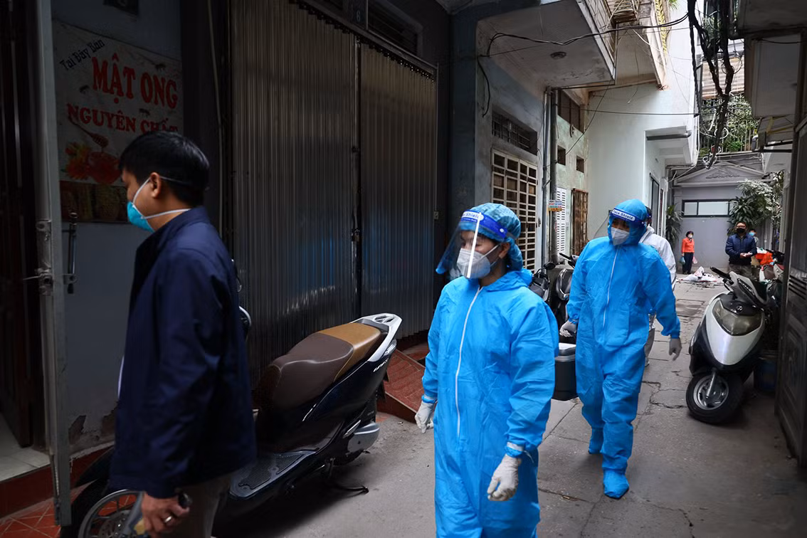 Tại phường Phúc Tân (quận Hoàn Kiếm), đội ngũ tiêm gồm cán bộ Trung tâm y tế quận, bác sĩ khám sàng lọc, nhân viên tiêm chủng và hậu cần đã đi đến từng nhà có người già yếu để tiêm vắc-xin phòng COVID-19.