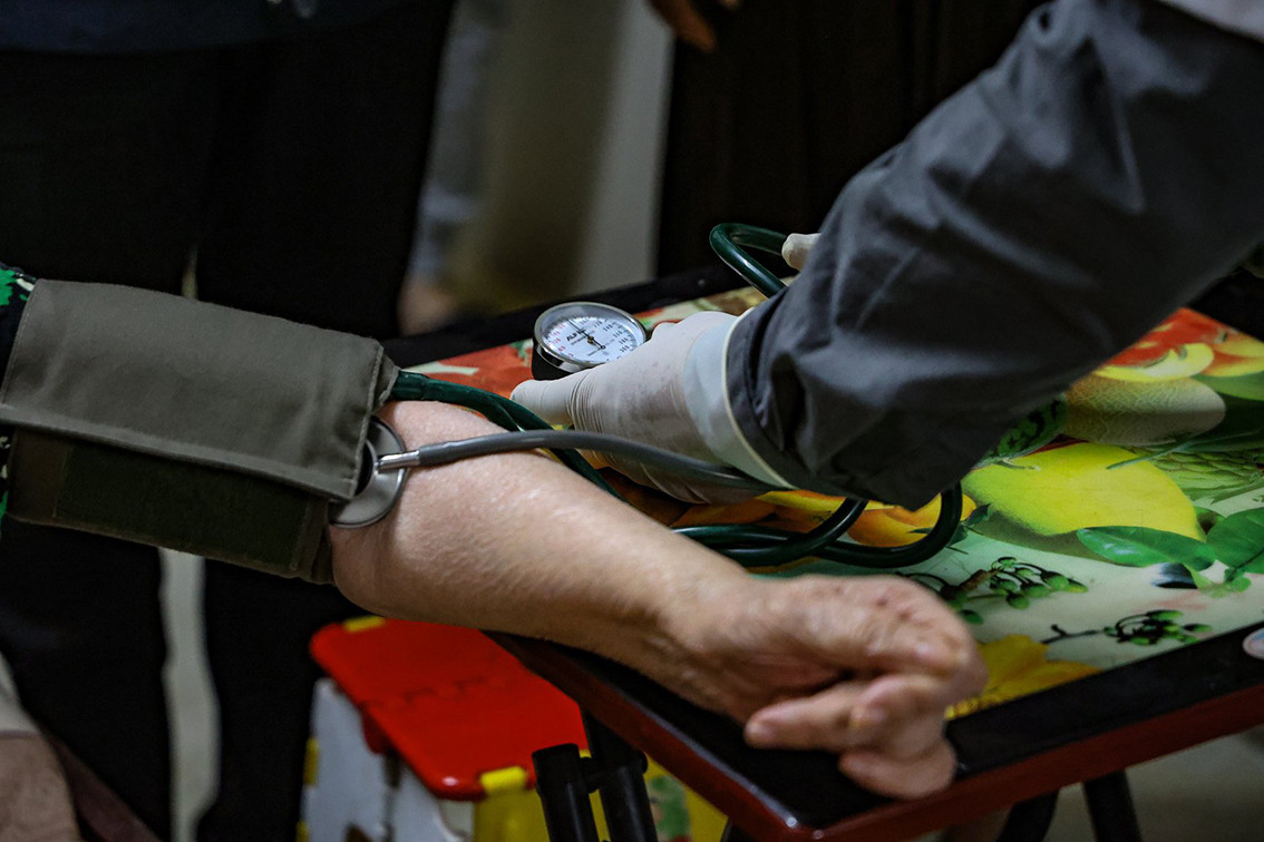 Công tác khám sàng lọc được triển khai ngay tại nhà riêng, đây là công đoạn quan trọng nhất vì nhóm đối tượng này là người già và có bệnh lý nền.