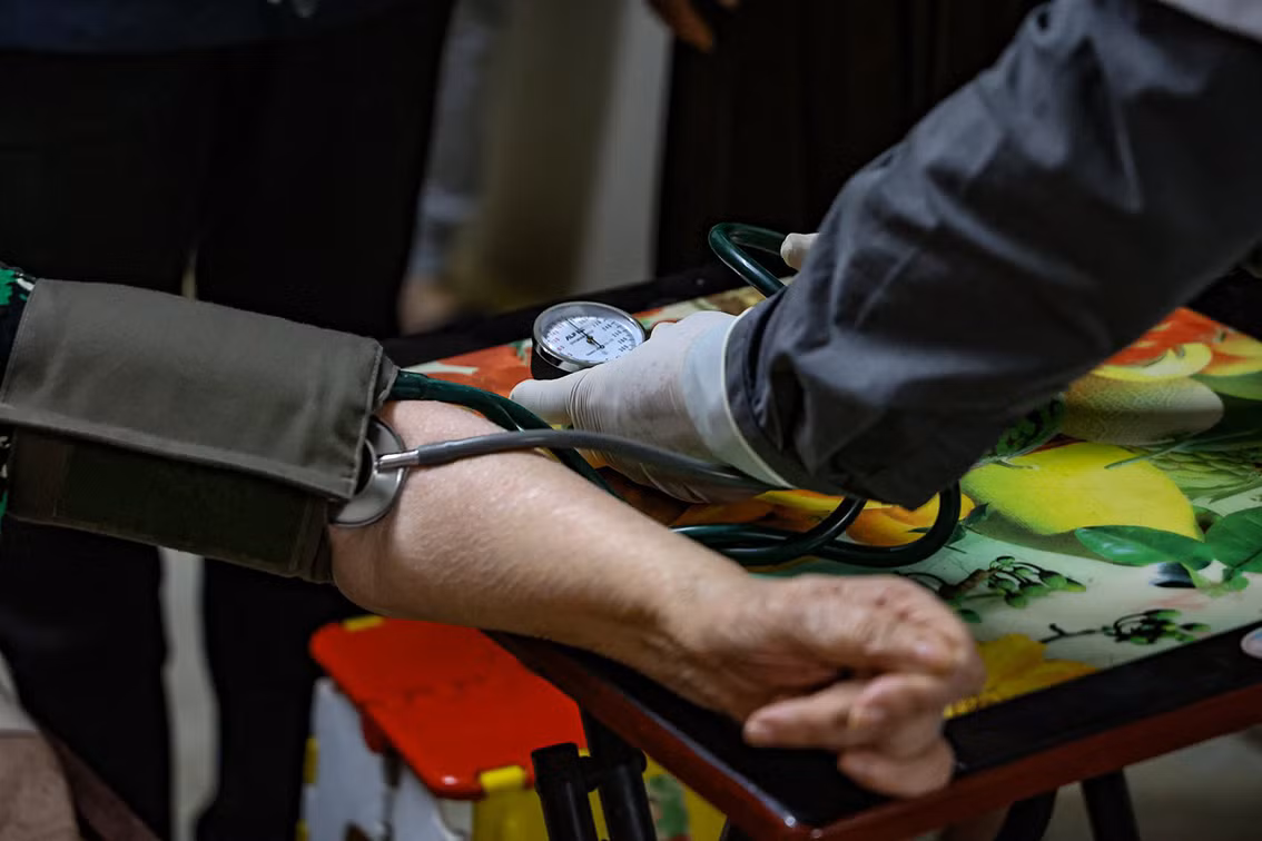 Công tác khám sàng lọc được triển khai ngay tại nhà riêng, đây là công đoạn quan trọng nhất vì nhóm đối tượng này là người già và có bệnh lý nền.