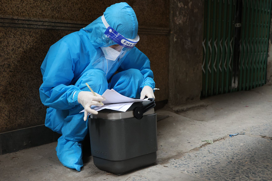 Mọi địa hình, khu vực đều được tổ tiêm tận dụng làm thành… bàn làm việc.