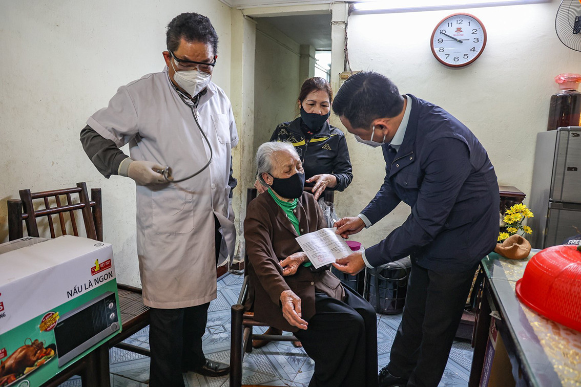 Sau khi tiêm, tổ tiêm sẽ theo dõi sức khoẻ đồng thời phát luôn giấy xác nhận tiêm chủng tại nhà cho người già, người bệnh…