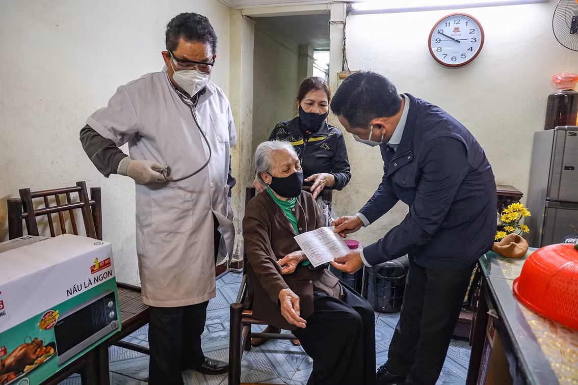 Sau khi tiêm, tổ tiêm sẽ theo dõi sức khoẻ đồng thời phát luôn giấy xác nhận tiêm chủng tại nhà cho người già, người bệnh…