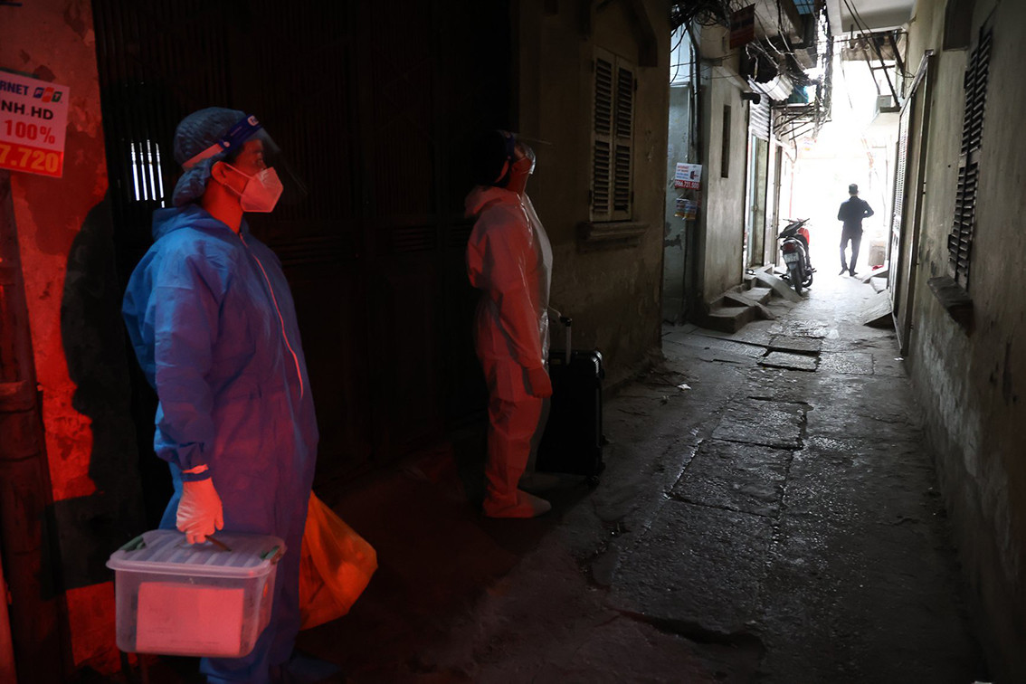 Được biết, sau khi tiêm và theo dõi sức khoẻ tại chỗ, cán bộ y tế sẽ để lại số điện thoại để người được tiêm tại nhà gọi điện khi có phản ứng hay cần giải đáp thắc mắc.