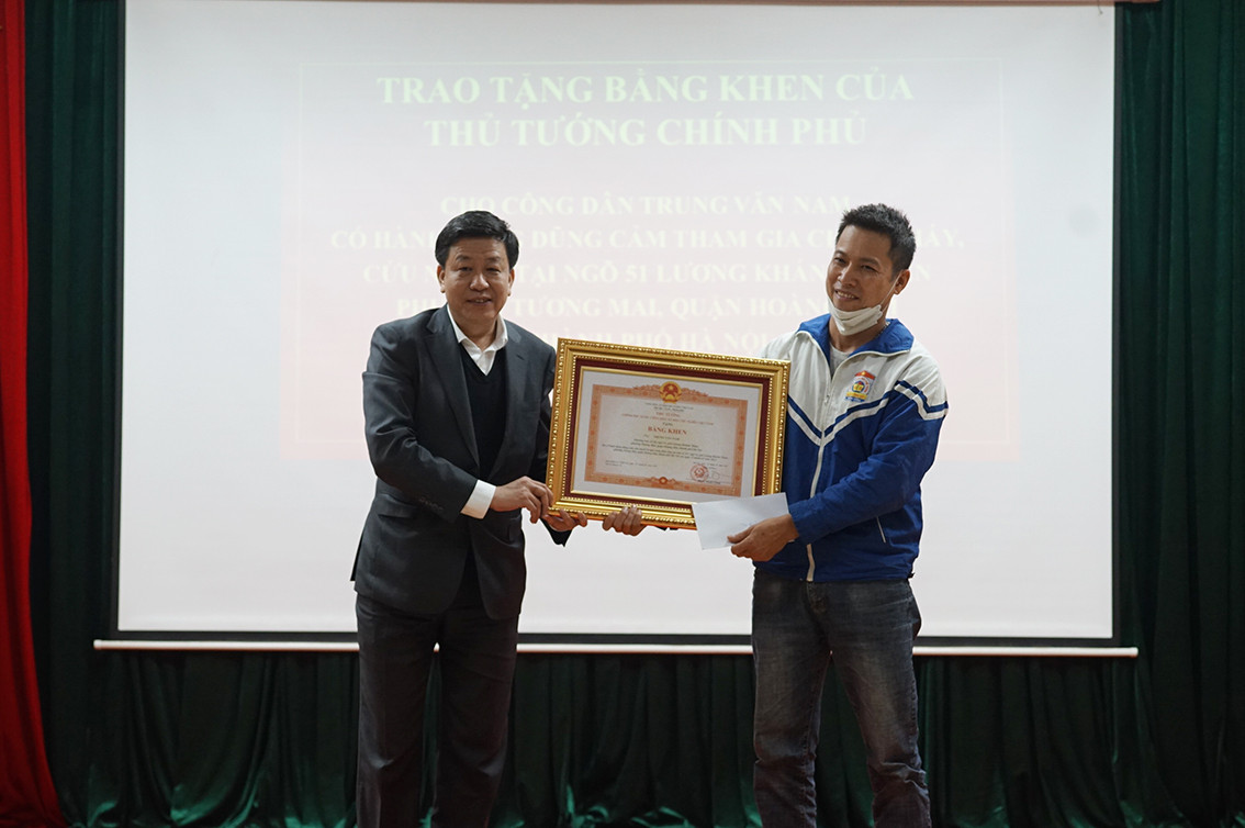 Phó Chủ tịch UBND TP Hà Nội thừa uỷ quyền tặng bằng khen của Thủ tướng Chính phủ cho anh Trung Văn Nam.