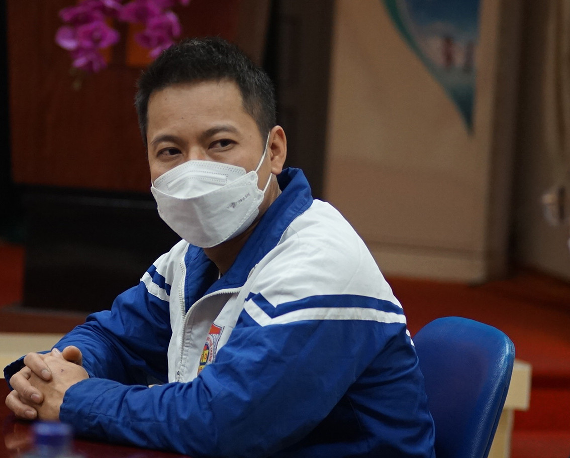 Anh Trung Văn Nam là thợ sửa điều hoà đã có mặt kịp thời giải cứu bé gái bị mắc kẹt trong đám cháy tại xảy ra tại căn nhà 3 tầng trên phố Lương Khánh Thiện (phường Tương Mai, quận Hoàng Mai).